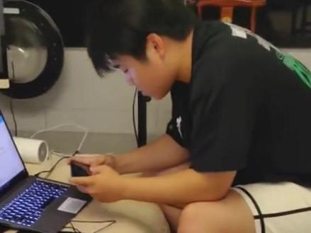 6月24日(发布时间),江苏南京。这是全网高考查分最淡定考生吧,玩游戏之余抽空查了个分。#查分时刻#高考成绩