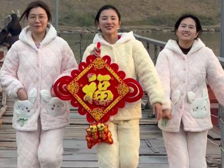 湖南永州女崽伊一回家过年,穿“省服”逛街,伊一:最难忘是家乡的腊肉#伊一 #过年 #湖南省服