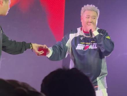 爆料,爆料!!!贰万在哈尔滨现场求婚了!!!#贰万 #小香猪