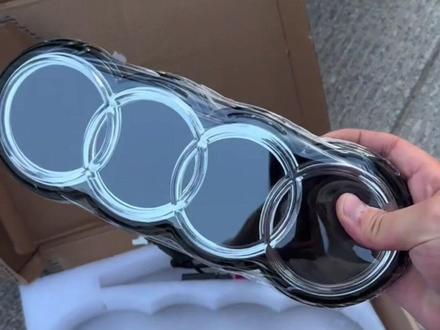 粉丝大哥要的奥迪发光车标,到了奥迪全系车型都可以无损安装,支持三种解锁动态发光效果,咱们直接上路给大家展示一下。#车品 #奥迪 #汽车好物