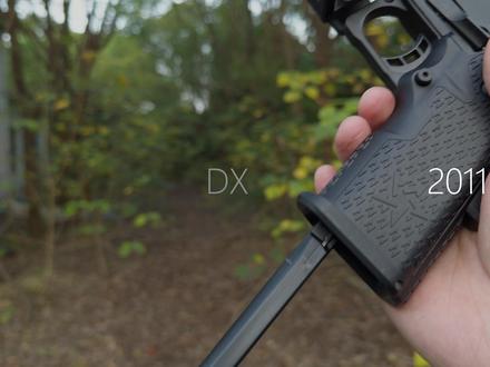 价格屠夫!DX 2011实测:性能不输北青C2,价格只要零头 2011市场搅局者出现!五百元价位竟能买到这种性能?本期开箱评测可能是今年最具性价比的2011——DX 2011它的目标非常明确:用不到五张的价格,实现两千元级北青2011C2的核心性能体验! 优势仅需北青1/4的价格! 原厂跑分高达70,供弹稳定流畅。 劣势用料质感不如北青扎实行程较短,分量较轻,缺乏北青的“重手”感。你是“性价比党”还是“质感党”?这个差价会让你心动吗?
强烈推荐给: 预算有限的学生党、想体验2011平台的新手、追求极致性价比的实战派。
不推荐给: 对质感、重量、把玩手感有极高要求的收藏党、质感党。#wargame #2011 #战术装备 #真人cs #这才是男人的玩具