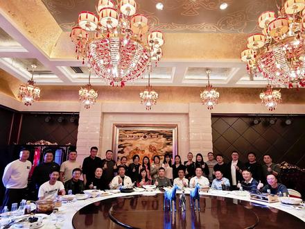 2025年3月12日这场跨越十余年的重逢,让我既感慨又温暖,仿佛昨天我们还坐在教室学习招标投标法,转眼各位已成为了行业的中流砥柱;
作为见证者我深深感受到行业巨变:从纸质标到电子标,从一开始有行业门槛到行业放开,政策更迭与技术浪潮不断重塑着我们的赛道。但始终不变的,是"公平诚信"的行业初心,更是我们这一代人标业人骨子里的务实与韧性;
特别欣慰的是,看到校友们在各自领域开枝散叶,有人成为评标专家,有人创业搭建供应链平台,更有人在“元宇宙”、“一带一路”项目中大显身手。这些闪耀的轨迹,拼成了我们共同的星辰大海。
期待今天的相聚不仅重温青春,更能编织新的联结。让我们以曾经的标业学院为纽带,在合规咨询、资源对接等方面碰撞更多可能,“标介联和”、资源共享、技术融合、价值共生。
最后愿我们永远葆有初入行时的热忱,在变革中彼此照亮。无论未来是荆棘还是坦途,记住:你的标业学院校友,永远是你的“联合体成员”#招标 #招投标 #政府采购