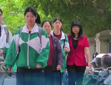 #现场 丨今年的福建高考的新课标1卷作文围绕人工智能的应用这一主题,紧扣当前科技发展的前沿问题。一起来看专家如何解读写作思路!#高考 #高考作文
