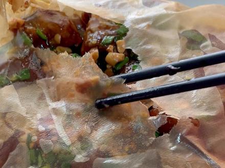 广西梧州的粤菜之味:纸包排骨焦甜多汁,龟苓膏凉爽滑润 #广西 #梧州 #粤菜 #美食