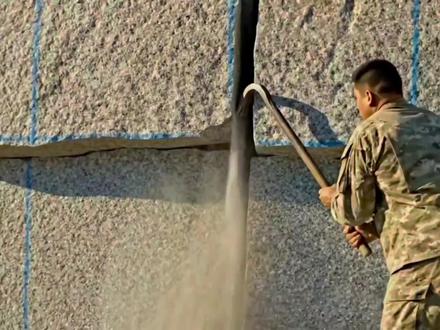 男子掏空海边巨石造地下庇护所,内部竟藏深海观景台 #荒野建造