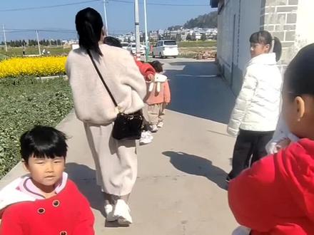 去哪儿不重要,出发才最妙;陪你看景的人儿,比那片风景更闪耀……
家族人员:@坤哥在老家 @孩子大王 @蕊蕊 @大娘(孩子大王) @孩子大王小姨子 #人山人海太热闹了 #亲子户外活动 #孩子大王