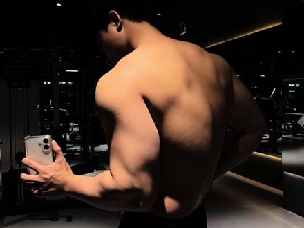 不够装的转场我不教#健身干货#健身拍照两不误 #肌肉男 #龟背 #拍背