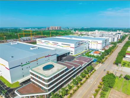 海口综合保税区,飞地园区 海口综合保税区位于澄迈县老城经济开发区,属海口市的飞地园区,2008年10月批复设立,2011年3月封关运作,是海南自由贸易港13个重点园区之一,是海南首个综合保税区及三个海关特殊监管区域之一,2021年实现营收突破1000亿元,跨入我省千亿园区。2021年12月,海口综合保税区经海关总署授权承接“一线”放开、“二线”管住进出口管理制度扩大试点。园区充分发挥“海关特殊监管区域+自贸港”政策叠加优势,着力打造“综合保税+先进制造”产业发展高地,重点发展免税品仓储、国际贸易、现代物流、先进制造等产业,吸引中免集团、国铁融资租赁、海丰航运、路威酩轩、泰佩思琦、戴比尔斯、菜鸟、嘉里物流、嘉诚国际等多家行业头部企业入驻。
规划范围及面积:本次规划范围包括原规划的四至范围:东到仲音路,西邻新兴路,南接快速干道,北至南一环路,规划用地面积为1.93平方公里(193公顷),以及新增的配套区的四至范围:东到武亭路,西到规划路,南到南一环路,北至海南禾杰公司,用地面积为29.69公顷。共计222.69公顷。
功能定位:以保税物流为重点,带动物流配送、保税仓储、国际贸易和出口加工等业务的发展,并逐步形成环北部湾经济圈保税物流企业的结算中心。
#海口 #澄迈 #海南 #自贸港新力量 #综合保税区