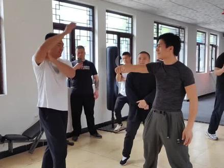 妙峰打假鸽武缘正式见面,只扛3个劈掌一个鞭腿,妙峰的胳膊受伤 #少林妙峰 #鸽武缘 #打假 #踢馆