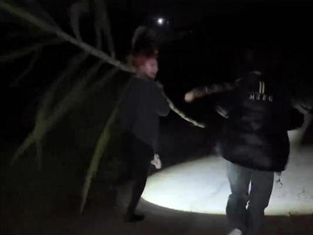 近日,四川眉山一种植户推出真人版“偷甘蔗”活动,参与者在指定甘蔗地中挑选甘蔗,同时需躲避NPC巡逻追捕,被逮到一根甘蔗要付15.9元,逃跑成功每根甘蔗只需付9.9元。网友:主打一个惊险刺激又凭实力省钱!