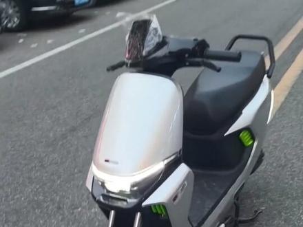 雅迪爱玛股票涨停,现在买电动车就是出门代步最优选。#新国标电动车 #雅迪电动车