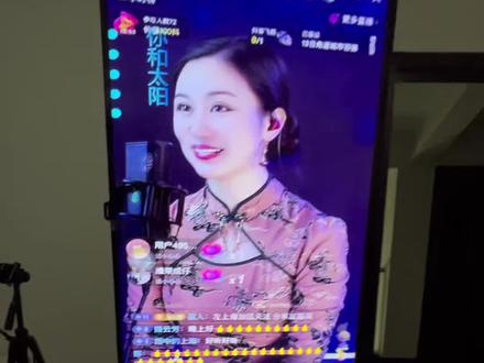 很多人搞直播或者活动演示的时候会将手机画面投屏到电视,由于手机的竖屏画面投屏到横屏电视上,导致画面范围很小,投屏效果不好。将电视旋转为竖屏,但是投屏画面却无法旋转为竖屏,今天用上这个电视投屏魔贴很容易解决了这个问题,只要贴在电视后面一端插电视usb口,既简单又简洁!投屏画面和U盘播放视频或图片画面都可以。#手机直播投屏#电视竖屏投屏#竖屏满屏投屏#电视投屏魔贴