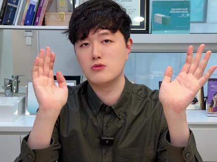Cortis男团的颜值!到底有什么不一样的?
很多人好奇,Cortis这种类型在韩国男生眼里是什么风格。
老板说这是 成熟性感、五官对比度强、第一眼很有冲击感的类型。
虽然韩国主流还是清纯自然,但这种个性其实也有不少人喜欢。 #韩国审美趋势 #审美思路 #审美差异 #Cortis #KPOP