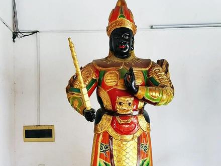农历十二月初十是惠泽尊王的宝诞。惠泽尊王,俗名叶森,是福建南安凌云叶氏始祖三翁公第十一世孙。因为他是凌云叶氏之先祖,故后人都称他为「祖伯公」。惠泽尊王于南宋嘉定元年(公元1208年)羽化登神;从南宋嘉定十七年至清代同治九年,惠泽尊王五次受朝廷敕封,封号累计有广德、忠应、威武、英烈、惠泽十字,司「代天巡狩」之职(同治帝的加封称号),地位由庶民晋升至王侯,而祭祀则由乡贤升格为朝廷派遣大臣参与。
#记录身边的传统文化 #千年古刹 #惠泽尊王 #具有浓厚历史底蕴的文化古迹 #让老祖宗留下的东西继续发挥作用