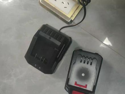 东成充电器指示灯的状态,很多朋友收到货不知道红灯,绿灯代表什么,什么情况是正常的,什么情况是有问题的,视频跟大家伙分享一下#五金机电实体店 #电动工具 #东成20伏充电器 #东成20v锂电