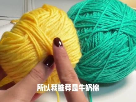 魔法七星毯子零基础保姆级教程 1 线材:渐变长晕染中粗喷毛纱 490g
钩针:4.00mm
其他材料:记号扣、剪刀✂️
时间:陆陆续续一个星期
大小:可覆盖 1.5×2.0m 的床
手感:比较蓬松 不扎人 不重
保温性:适合秋冬当盖毯
教程:youtube ettyMcKnit
图解:🍠亚亚的手工编织
大家好,欢迎来到我的手工钩织频道!今天,我将带领大家一起制作一条温暖舒适的魔法星星毯子。无论你是钩织新手,还是有一定基础的爱好者,这个教程都将帮助你一步一步轻松掌握技巧,完成一条既美观又实用的毯子。
这条毯子不仅适合冬天围在身上,增加温暖感,也能作为家居装饰,点缀你的沙发、床铺,甚至是送给亲友的贴心礼物!在接下来的步骤中,我会详细讲解每个细节,从准备材料到最终完成,希望每一位观看视频的宝贝都能顺利跟随并制作出自己的专属毯子。
让我们一起开始手工之旅吧!准备好你的钩针和线,让创作的魔法从这一刻开始!
#织女 #钩针编织 #钩针 #星星毯子钩织