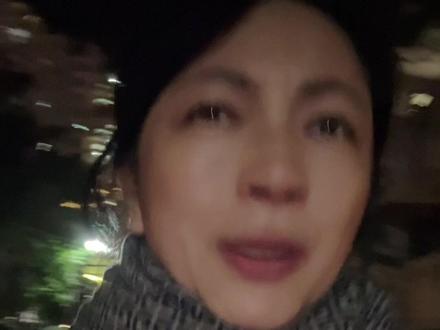 瘦下来,才发现“方法”比“努力”更重要! 最近我给我的减脂计划进行了小小的调整,没想到卓有成效!
今天一边溜雪宝🐶一边也抽空和大家分享一下我的思路~
1️⃣ 训练调整:有氧+拉伸结合
空腹有氧:每周2-3次,3-5公里是起步,高效燃脂。
深度拉伸:用舞蹈拉伸取代器械,每次30-40分钟,把身体彻底拉开。这不仅改善了关节僵硬,更让我发现——拉伸到位,即使不练腹肌,肚皮也会自然收紧!
2️⃣ 饮食调整:
16+8,少油少盐。早餐吃足肉、蛋、菜和主食,严格控制高糖水果的摄入。
每天两餐吃够量,但尽量拉长空腹时间,慢慢把胃养小,从而自然降低食欲,尤其晚餐要少吃精吃。
坚持以上的方法,不但达到了我现阶段的预期减脂效果。 我还发现坚持做抬头拉伸,我的颈椎问题也有大大改善😄但是大家一定要记得冬季的颈椎保暖呀🧣带上围巾能够缓解不少!你们都有什么减脂好办法呢?记得也在评论区分享给我呀~
#罗海琼 #瘦身日记 #减脂 #科学减脂 #日常唠嗑