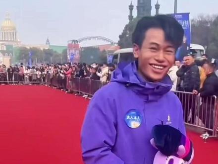 不愧是荒野人!林北参加活动红毯变跑道,摄影师差点追不上#荒野林北 #荒野求生