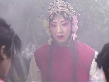 《吉时已到》 最喜欢的一段,在尔尔的世界里,她的队友,她的爱人,全都死掉了,她不是在等待一个结果,她是放弃了生的机会,在一遍又一遍的剧情中,感受爱人友人的存在
只有真正的暮辞看她的眼神才是心疼和思念
#吉时已到 #昆曲牡丹亭 #昆曲 #圆恙 #昆曲