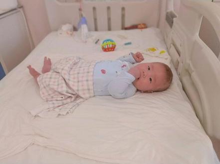 出生13天颅内感染、脑积水、脑脓肿的宝宝,来北京的时候重度脑萎缩,治愈后现在脑萎缩完全消失,恢复正常啦!#脑积水 #颅内感染 #脑脓肿 #脑萎缩