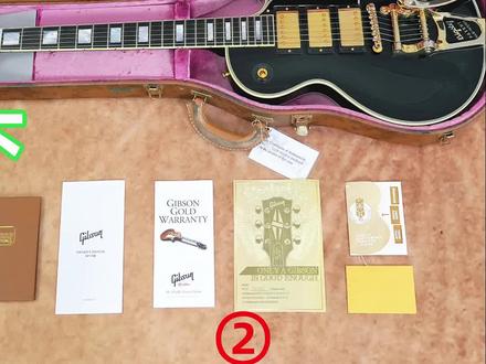 Gibson Les Paul黑美人应该能拨动不少人的心弦。三个拾音器的黑美人其实尤为经典,其实我一直很好奇三个拾音器的les paul中间档是啥音色,现在终于解密了。整个体验下来其实跟前面测评的Gibson 1968黑卡音色和手感是完全不一样的,这把琴因为是全桃花芯琴体所以声音是真的暖啊!明明是长瀞同学的外表但是确是宇崎学妹的音色,啧啧~#黑卡 #Gibson #黑美人 #gibsoncustomshop #吉普森