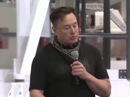 社交平台X(原推特)正式推出了音频和视频通话功能,用户打开应用就会收到通知“语音和视频通话来了!”自从收购推特后,马斯克就曾多次表示将要把它打造成一款类似“微信”的应用,现在就更进一步。#推特 #马斯克 #微信 #视频通话