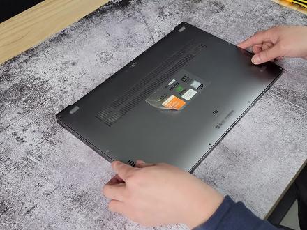 四年没清灰的小米笔记本有多脏(慎点)!手把手教小白用户拆机清灰换硅脂 #笔记本拆机 #笔记本清灰 #笔记本加硅脂 #笔记本电脑拆机教程 #笔记本电脑清灰 #小米笔记本 #小米 #小米笔记本pro
当下,笔记本电脑拆机很简单,拆机工具电商平台几十元钱即可购买。
拆机总共仅需三步:第一,拆后盖拧螺丝,藏在脚垫中的抠开即可,至于藏脚垫中几颗螺丝,全凭经验,一般螺丝是对称的,如果对应位置表面没有螺丝,那很大几率是藏在脚垫中;第二,用圆片等工具撬开后盖,开盖要注意螺丝是否全部拧开,不要硬掰;第三,拆卸散热风扇或铜管接口。
如果疑问,欢迎留言或者私信,也可邮寄给本人帮忙拆机清灰。