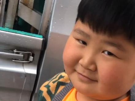 老实说 你们更喜欢那把伞?🤔#弟弟 #抖音小助手