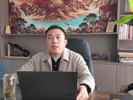 算力数据中心投资回报全面解析 大家好。上一期我们讲透了AI推理算力数据中心的搭建全流程,避开了很多致命坑。视频发出去后,评论区最热闹的问题就是:投入这么多钱,到底能赚多少?收益怎么算?按照现在的算力租赁报价,多久才能回本?
这确实是所有投资者最关心的核心问题——不管是企业布局,还是个人入局,我们搭建算力数据中心,最终目的都是赚钱。今天这一期,我就用最实操、最接地气的方式,给大家讲透AI算力的收益计算逻辑、回本周期测算方法,再分享4个提升收益的核心技巧,结合当前最新的算力租赁市场报价,一步步教你算清投资账,让你知道每一分钱花在哪里、能赚回来多少。
首先明确一个核心前提:AI算力的收益,核心来自“算力租赁”,这也是当前最主流、最稳定的盈利模式——简单说,就是我们搭建好数据中心,把多余的算力出租给需要的企业(比如AI创业公司、医疗机构、自动驾驶企业),按小时、按月收取租金。除此之外,还有自用节省成本、政策补贴等辅助收益,但核心还是算力租赁。
今天我们就围绕“收益计算→回本周期测算→提升收益技巧”三个核心,结合2026年最新的算力租赁报价和行业案例,全程干货,建议大家点赞收藏,避免以后算错账、少赚钱。#算力 #算力中心 #投资 #算力基础设施 #AI