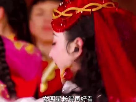 妆容是穿搭的一半,好的妆容才能完成穿搭 #时尚 #化妆 #迪丽热巴 #化妆师 #时尚造型
