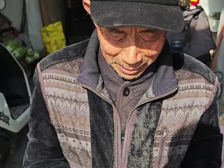 大爷为了救猫,塞给我卖废品的钱... #流浪猫 #流浪猫救助