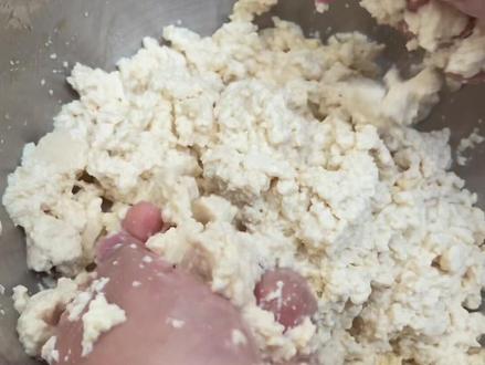 可惜你不在广西,吃不到这么好吃的豆腐元。在广西,男孩子不会做豆腐元是娶不到老婆的,快学起来吧。#抖音美食推荐官 #纯手工制作美食 #美食vlog #河池豆腐圆做法