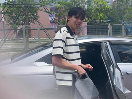 俺娘不退役好不 回去就把退役报告撕了 让张展硕撕#季新杰