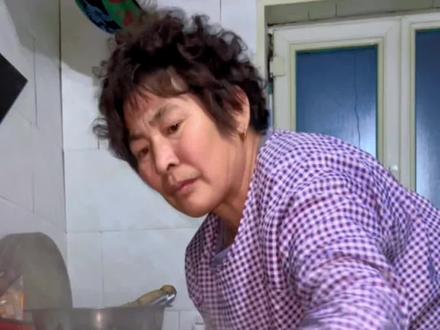 二十八把面发,二十九蒸馒头…我家今天就把馒头蒸出来了,主要妈妈过几天做肉丸子需要馒头,一个也是蒸两个也是蒸一起蒸了吧…过年的馒头是有讲究的最好放点芝麻红枣红糖,代表步步登高,红红火火,甜甜蜜蜜…#农村美食 #新农人计划2023 #乡村守护人 #过年蒸馒头 #记录真实生活