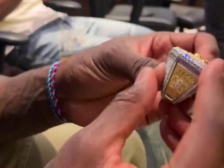 越来越精细!小乔丹展示掘金总冠军戒指细节:两创意设计独一无二 #NBA #篮球 #掘金队 #小乔丹