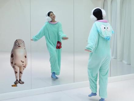 镜面来啰!让你最抽象的朋友来学~#滑溜溜海豹舞挑战 #海豹舞 #背面教学 #抖音热门舞蹈计划 #和姐妹一起拍