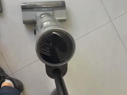 追觅洗地机“E1”故障?别慌,我来教你“修” 大家好,我是小明,一个“洗地机修理工”!
今天,我的追觅洗地机突然“罢工”了,开机后屏幕显示“E1”故障代码,吓得我一屁股坐在地上——这可是“洗地机的感冒”啊!
我翻遍了说明书,查了网上教程,还看了很多“大神”的视频,最后决定:自己动手,丰衣足食!
结果呢?我不仅学会了怎么拆洗地机,还学会了怎么“哄”它开心!现在它又可以“洗地”了,虽然还是有点“小脾气”,但至少能用啦!
小贴士:
如果你的洗地机也出现了“E1”故障,别慌,可以先尝试重启、清洁滤网、检查电源等简单操作。如果问题依旧,建议联系售后或专业维修人员哦!
结尾:
生活中的小烦恼,总要有人来“修”!
关注我,一起“修”出美好生活!
@抖音创作小助手 #添可洗地机维修 #追觅洗地机维修 #美菱洗地机维修 #洗地机维修 #洗地机售后 @泉新扫地机器人维修