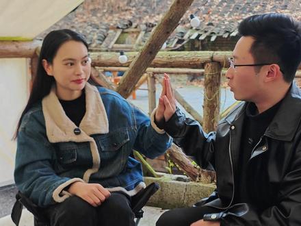 一招帮你和暧昧对象十指相扣,升级关系 0手法,看完就能和妹妹演#魔术教学 #纸牌魔术 #简单魔术 #撩妹小魔术 #青年创作者成长计划