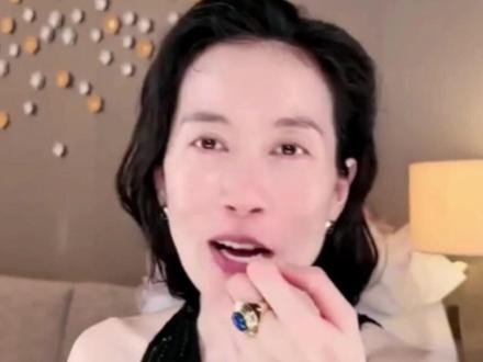 演员温峥嵘自曝自己大学时代非常“调皮”,黄磊是她的老师,他喜欢加课,影响自己谈恋爱,自己生气到去踢黄磊的轮胎。