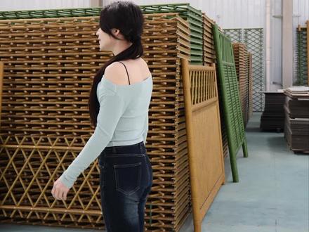 金属竹篱笆围栏使用寿命通常可达10-20年 传统真竹子护栏与竹管家不锈钢仿竹护栏使用寿命对比,使用寿命差异,传统真竹子护栏:由于竹子是天然材料,失去生命后容易受风吹、日晒、雨淋等自然因素影响,通常使用寿命较短,一般在1-2年左右,之后会出现开裂、腐烂、虫蛀等问题 ,而竹管家不锈钢仿竹护栏:采用不锈钢基材,并经过静电喷涂处理+竹纹热转印工艺制作而成,具有极强的耐腐蚀、抗老化性能,使用寿命通常可达10-20年,甚至更长#仿竹护栏 #仿竹篱笆 #仿竹栏杆 #仿竹栅栏 #仿竹护栏源头厂家 @竹管家仿竹护栏工厂店 @仿竹护栏厂家~安徽竹管家李 @竹管家-小胡 @仿竹篱笆【安徽.竹管家】江厂长