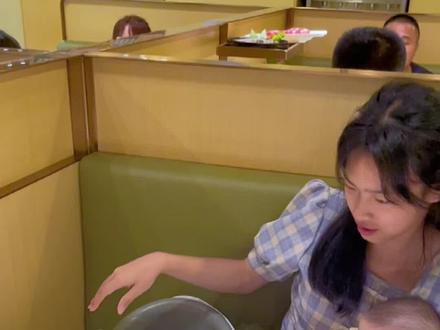 再次带娃体验海底捞,听说高考生带准考证去海底捞能打88折!还有39的儿童套餐,送米菲联名的mini包包,可以当渔夫帽!是不是全国统一呢?#海底捞带娃服务 #海底捞 #带婴儿吃火锅 #海底捞火锅 #带娃出门