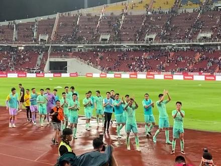 国足全队赛后谢场,与球迷一起庆祝胜利!#国足2比1逆转泰国 #国足2比1泰国 #世预赛 #国足 #中国男足