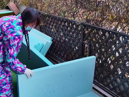 猫房子改造升级版的视频已经发布,大家快去我的主页置顶看看吧!希望喜欢小动物的人多多帮我点赞和关注!!为了20多只流浪猫而努力!给院子里的流浪猫们做了两个豪华大房子!挤塑板的猫房子在室外能抗风能保暖!希望它们都能平安度过这个寒冷的冬天#关注流浪动物 #流浪猫 #我和流浪猫的故事 #流浪猫救助 @醇粹爱心救助小组(10月名额已满)