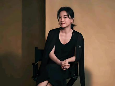 2026年春节档,第一个赢家已经出现了 贾玲:她带着《转念花开》主动离场。不是输,是掀了桌子。
当所有人挤破头抢占那个长达两周、号称150亿的黄金档期时,她抽身去了五一档。反传销题材硬塞进合家欢,就像在婚宴上宣读体检报告。她的制作团队算了一笔账:春节档第四名的票房,可能还不如五一档冠军。
你看到的将是史上最惨烈的票房厮杀。
《飞驰人生3》、《熊出没》、《火星过年》、《家有喜事2026》…超过七部大片堆在两周内。光线、博纳、中影全部下场。这不再是电影之争,是资本与流量的军备竞赛。
但年轻人已经不吃“春节必看”那一套了。
数据很冷:00后对“春节档电影”的认同感,三年里暴跌了17%。他们厌倦了被安排的喜庆。科幻喜剧、现实题材、经典IP重启——类型边界正在模糊。观众要的是好故事,不是档期吉祥物。
所以贾玲的撤退,是一次精准的冲锋。
她给电影增加了30分钟现实线,拉上了中消协合作。这等于放弃了鞭炮,选择了手术刀。国家甚至准备给这样“错峰”的优质影片发500万补贴。风向变了:档期在为内容让路。
当所有人冲向流量金矿,真正的矿工选择另辟蹊径。
她的选择告诉整个行业:敬畏内容,而非敬畏档期。最大的勇气不是加入狂欢,而是敢于说“我的电影,配得上一个更合适的时刻”。
撤退,有时需要比冲锋更大的勇气。
#转念花开 #贾玲#春节档电影