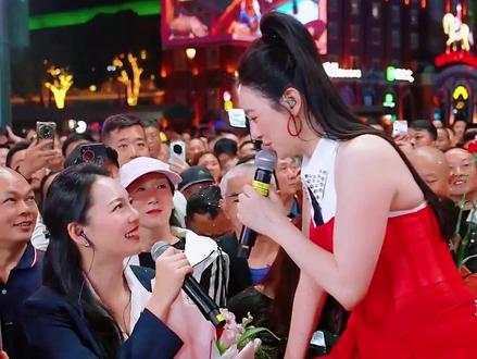 百万网红江小城来到大舞台,长相酷似唐艺观众直呼上合同#唐艺 #唐艺大舞台 #唐艺大舞台有才你就来