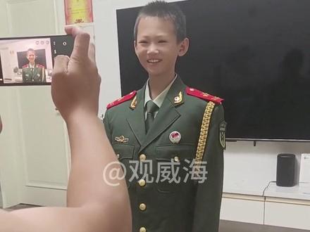 7月27日,山东威海。小男孩看见舅舅穿上军装内心无比崇拜,立志长大后也要穿上军装。#山东dou知道 #观威海 #幸福威海好人之城