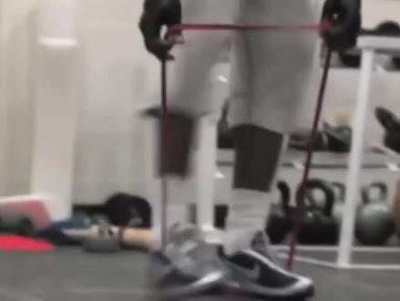 #詹姆斯 幼詹期练习螃蟹步,后面就进化成天龙八步了