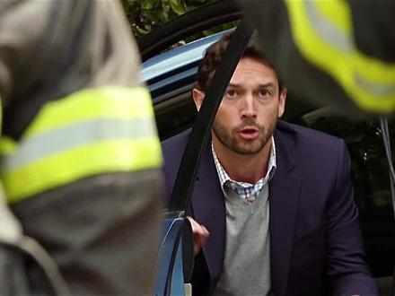 被高压电困在车里如何自救?#宅家dou剧 #美剧 #科普