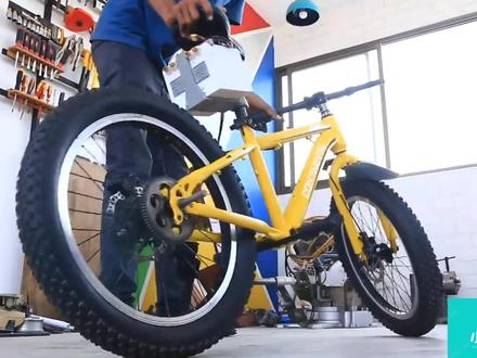 买不起电动车,从垃圾堆俭回一辆自行车进行改造,时速轻松达到60码,带着女朋友去春游,太拉风了!# 抖音小助手 #骑车看风景 #电动车