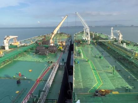 30万吨超油和10万吨阿芙拉型油船STS过驳作业